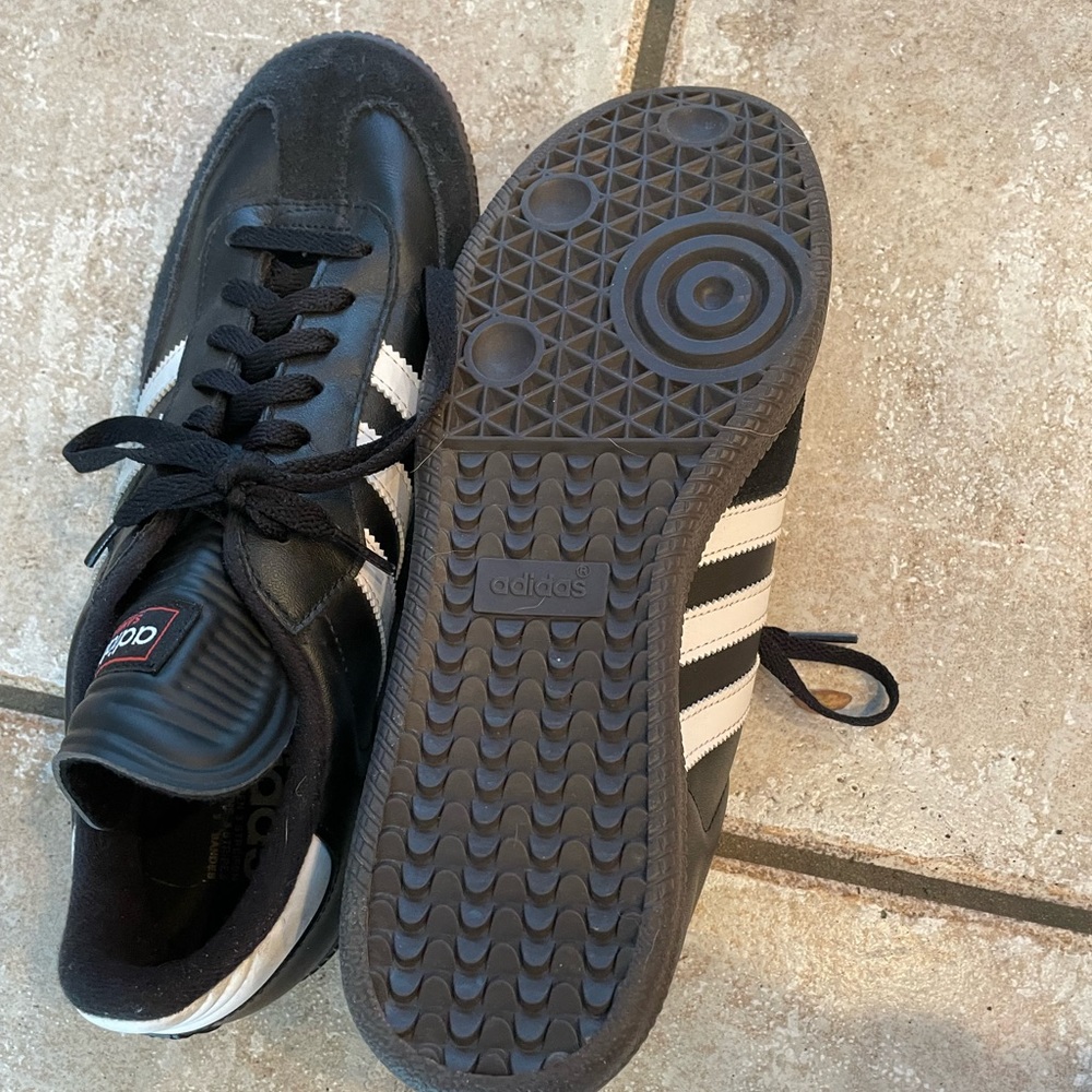 Adidas samba 10.5 mens brand new soccer shoes with out tags